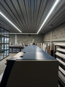 ceiling-mounted lighting for industrial spaces | éclairage au plafond pour les espaces industriels | iluminación de techo para espacios industriales